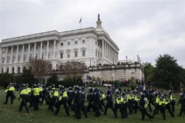 Cảnh sát chống bạo động được triển khai bên ngoài tòa nhà Quốc hội Mỹ tại Washington, DC, ngày 6/1/2021. (Ảnh: AFP/TTXVN)