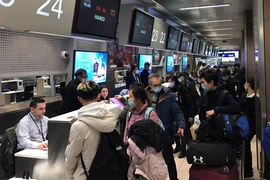 Bà con làm thủ tục xuất cảnh tại sân bay Henri Coandă ở thủ đô Bucharest của Romania. (Ảnh: Mạnh Hùng/TTXVN)