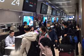Bà con làm thủ tục xuất cảnh tại sân bay Henri Coandă ở thủ đô Bucharest của Romania. (Ảnh: Mạnh Hùng/TTXVN)