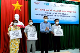 Các đơn vị nhận phân bổ hỗ trợ thiết bị y tế phòng, chống dịch COVID-19. (Ảnh: Thu Hiền/TTXVN)