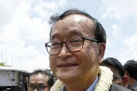 Ông Sam Rainsy tại sân bay Quốc tế Phnom Penh ở Phnom Penh ngày 16/8/2015. Ảnh: AP/TTXVN
