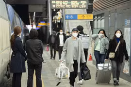 Người dân tại một nhà ga ở thủ đô Seoul (Hàn Quốc). (Ảnh: THX/TTXVN) 