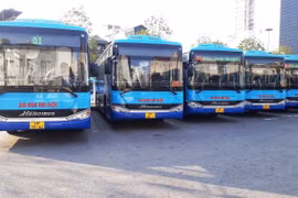 Xe buýt Hà Nội có trợ giá được giảm tần suất chạy dựa trên nhu cầu đi lại của người dân trước ảnh hưởng của dịch COVID-19. (Ảnh: CTV/Vietnam+) 