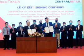 Lãnh đạo tỉnh Bình Dương chứng kiến ký kết xây dựng án Trung tâm thương mại 35 triệu USD.( Ảnh: Chí Tưởng - TTXVN) 