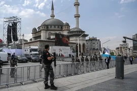 Cảnh sát tăng cường tuần tra tại Istanbul, Thổ Nhĩ Kỳ. (Ảnh: AFP/TTXVN) 