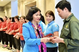 Ủy viên Trung ương Đảng, Phó Bí thư Thường trực Thành ủy Hà Nội Nguyễn Thị Tuyến chúc Tết, động viên công nhân Công ty TNHH sản xuất nhựa Việt Nhật. (Ảnh: TTXVN phát) 