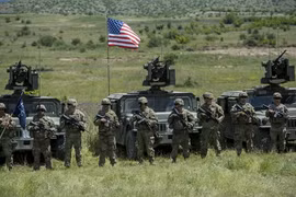 Binh sỹ Mỹ tham gia cuộc huấn luyện của NATO tại Negotino, Bắc Macedonia. (Ảnh: AFP/TTXVN) 