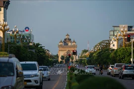 Trên một đường phố ở thủ đô Vientiane, Lào. (Ảnh: THX/TTXVN) 