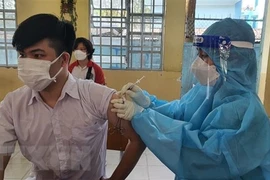 Tiêm vaccine ngừa COVID-19 ở Bình Dương. (Nguồn: TTXVN) 