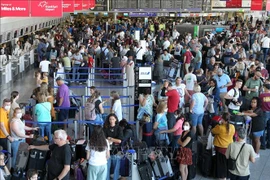 Hành khách mắc kẹt tại sân bay Frankfurt, Đức ngày 27/7/2022. (Ảnh tư liệu: AFP/TTXVN)