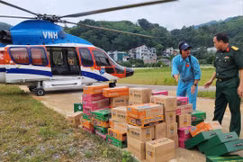 Bộ Quốc phòng tiếp tục chuyển hàng hóa cứu trợ đến đồng bào bị lũ lụt tỉnh Cao Bằng. (Ảnh: Thông tấn Quân sự/TTXVN phát) 