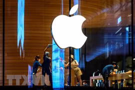 Biểu tượng Apple tại một cửa hàng của hãng. (Ảnh: AFP/TTXVN) 