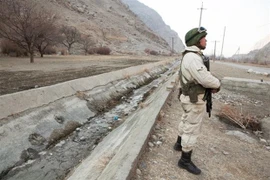 Binh sỹ Kyrgyzstan gác tại khu vực biên giới với Tajikistan. (Ảnh: Eurasianet/TTXVN) 