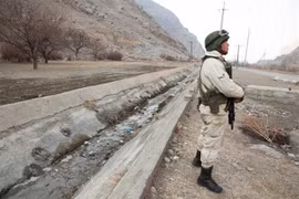 Binh sỹ Kyrgyzstan gác tại khu vực biên giới với Tajikistan. (Ảnh: Eurasianet/TTXVN) 