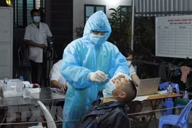 Nhân viên y tế chốt kiểm soát dịch COVID-19 Đu Lau, xã Tân Lang, huyện Phù Yên lấy mẫu xét nghiệm COVID-19. (Ảnh: Nguyễn Cường/TTXVN) 