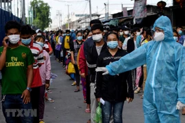 Người dân xếp hàng chờ được tiêm vaccine ngừa COVID-19 tại Phnom Penh, Campuchia. (Ảnh: AFP/TTXVN) 