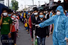 Người dân xếp hàng chờ được tiêm vaccine ngừa COVID-19 tại Phnom Penh, Campuchia. (Ảnh: AFP/TTXVN) 