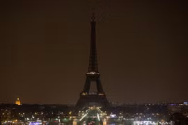 Tháp Eiffel chìm trong bóng tối là một phần trong kế hoạch tiết kiệm năng lượng của châu Âu nhằm chống lại chi phí năng lượng tăng cao. (Nguồn: Getty) 