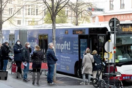 Người dân xếp hàng chờ tiêm vaccine phòng COVID-19 tại Vienna, Áo. (Ảnh: THX/TTXVN)