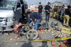 Hiện trường một vụ đánh bom liều chết tại Pakistan. (Ảnh: THX/TTXVN) 