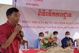 Chủ tịch chi nhánh Hội Khmer – Việt Nam tỉnh Kampot Hoàng Đức Hà phát biểu tại Lễ động thổ. (Ảnh: Nguyễn Vũ Hùng - PV TTXVN tại Campuchia) 