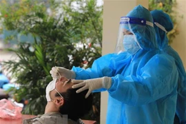Lấy mẫu xét nghiệm COVID-19. (Nguồn: TTXVN) 