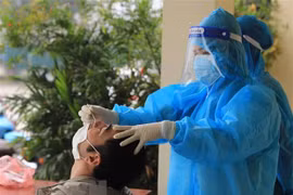 Lấy mẫu xét nghiệm COVID-19. (Nguồn: TTXVN) 