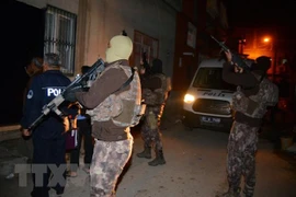 Lực lượng đặc nhiệm truy quét các phần tử IS ở Adana, Thổ Nhĩ Kỳ. (Ảnh: AFP/TTXVN)