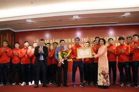Các thành viên đội tuyển Futsal Việt Nam đón nhận Bằng khen của Thủ tướng Chính phủ. (Ảnh: Tiến Lực/TTXVN) 