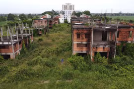 Hàng chục căn biệt thự diện tích hàng trăm m2 đã hoàn thành phần xây thô, bị bỏ hoang hơn 10 năm nay tại khu đô thị Long Thọ - Phước An (Nhơn Trạch). (Ảnh: Sỹ Tuyên/TTXVN)