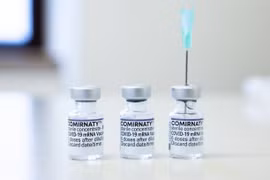 Vaccine phòng COVID-19 của hãng Pfizer-BioNTech. (Ảnh: Getty Images/TTXVN)