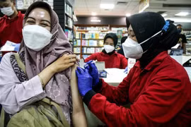 Nhân viên y tế tiêm vaccine ngừa COVID-19 cho người dân tại Surabaya, Đông Java, Indonesia, ngày 26/4/2022. (Ảnh: THX/TTXVN) 