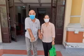  Ông Châu Ngọc Ngừng tại phiên tòa. Ông Ngừng đòi Cơ quan CSĐT Công an tỉnh Bến Tre phải trả lại bản chính của 59 giấy tờ đã bị thu giữ lúc ông bị bắt oan năm 1990. Nếu không trả lại giấy tờ thì phải bồi thường hơn 90 tỉ đồng .(Ảnh: Mậu Trường)
