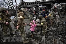 Người dân sơ tán khỏi thành phố Irpin, tây bắc thủ đô Kiev, Ukraine. (Ảnh: AFP/TTXVN) 
