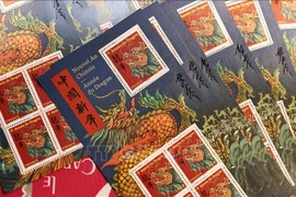 Ra mắt cặp tem mừng Tết Nguyên đán Giáp Thìn của Tập đoàn bưu chính viễn thông Pháp La Poste tại Paris, ngày 26/1/2024. (Ảnh: THX/TTXVN)