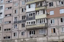 Một tòa nhà dân cư bị hư hại do các cuộc pháo kích gần đây ở Mariupol, Ukraine .(Ảnh: REUTERS)