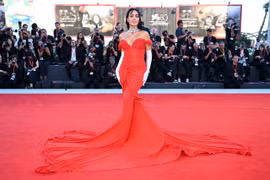 Tại buổi ra mắt bộ phim Enea, người mẫu Georgina Rodriguez, vợ của cầu thủ bóng đá Ronaldo mặc chiếc váy Vetements màu đỏ, găng tay trắng và đeo trang sức của Pasquale Bruni.(Nguồn: CNN)