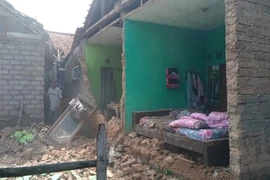 Một ngôi nhà bị hư hại sau trận động đất ở thị trấn Cianjur thuộc tỉnh Tây Java, Indonesia ngày 21/11/2022. (Ảnh: THX/TTXVN)