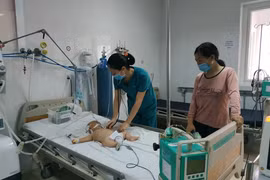 Bệnh nhân bị Viêm não Nhật Bản được điều trị tại Bệnh viện Đa khoa vùng Tây Nguyên. (Ảnh: Tuấn Anh/TTXVN)