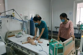 Bệnh nhân bị Viêm não Nhật Bản được điều trị tại Bệnh viện Đa khoa vùng Tây Nguyên. (Ảnh: Tuấn Anh/TTXVN)