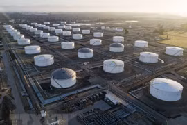 Bể chứa dầu tại kho dự trữ ở Carson, California, Mỹ. (Ảnh: AFP/TTXVN)
