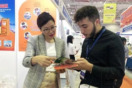 Khách tham quan mua sắm tại hội chợ. (Ảnh: Trần Việt/TTXVN) 