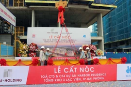 Đồng chí Trần Lưu Quang, Trưởng ban Ban Kinh tế Trung ương dự Lễ cất nóc tòa nhà Chung cư CT 3A và CT 4B thuộc Dự án Khu nhà ở xã hội tại Tổng kho 3 Lạc Viên. (Ảnh: Hoàng Ngọc/TTXVN)