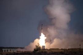 Tên lửa được phóng từ hệ thống S-400 của Nga tại căn cứ quân sự Ashuluk. (Ảnh: AFP/TTXVN) 