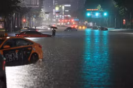 Những con đường chính tại Daechidong ở phía Nam Seoul chìm trong biển nước. (Nguồn: Yonhap/koreaherald.com) 