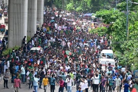 Người dân tham gia biểu tình phản đối chế độ hạn ngạch việc làm nhà nước tại Dhaka, Bangladesh, ngày 10/7/2024. (Ảnh: Getty Images/ TTXVN) 