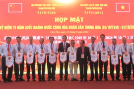 Trao kỷ niệm chương cho các tập thể, cá nhân có nhiều đóng góp cho sự phát triển của cộng đồng người Hoa tại thành phố Cần Thơ. (Ảnh: Ánh Tuyết/TTXVN)