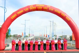 Cắt băng khánh thành cầu. (Ảnh: Tiến Lực/TTXVN)