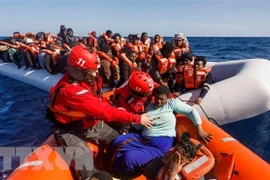 Italy giải cứu khoảng 1.000 người di cư trôi dạt trên Địa Trung Hải
