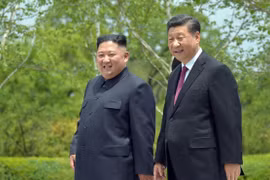 Chủ tịch Trung Quốc Tập Cận Bình (phải) và nhà lãnh đạo Triều Tiên Kim Jong Un trong cuộc gặp ở Bình Nhưỡng, ngày 21/6/2019. (Ảnh: AFP/TTXVN)
